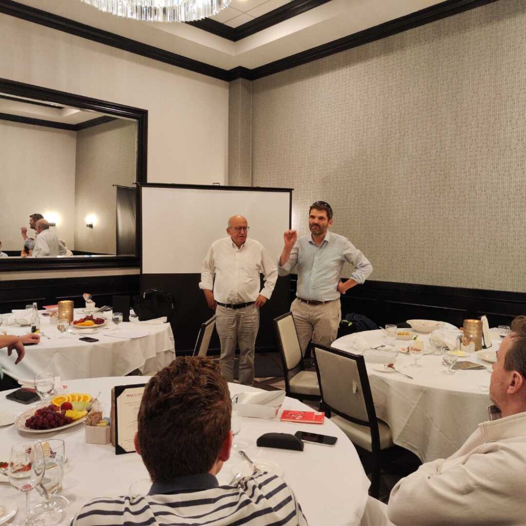 Jörg Knoblauch bei einem unternehmerischen Impuls im Dialog mit Teilnehmern