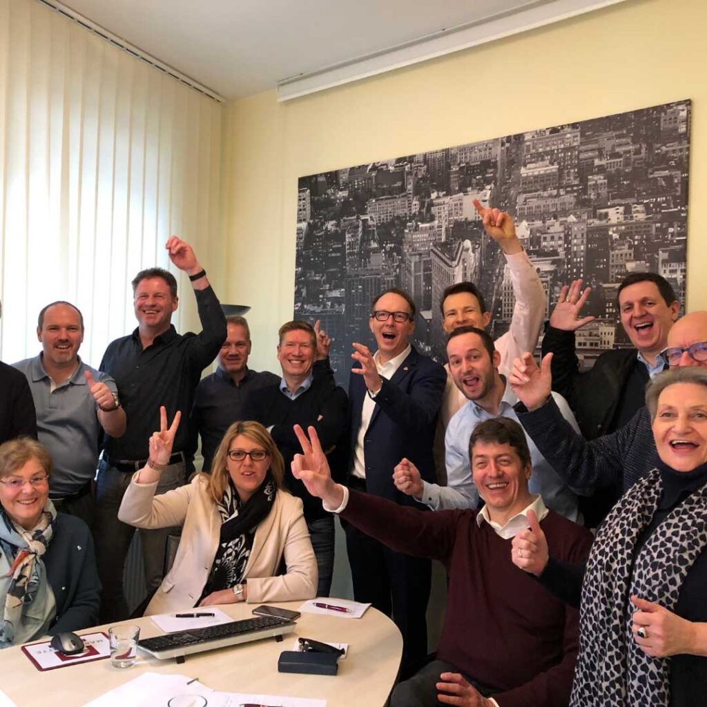 Gruppenaufnahme von Teilnehmern bei einem Treffen im Umfeld der Kingdom Mastermind und Mastermind-Formate