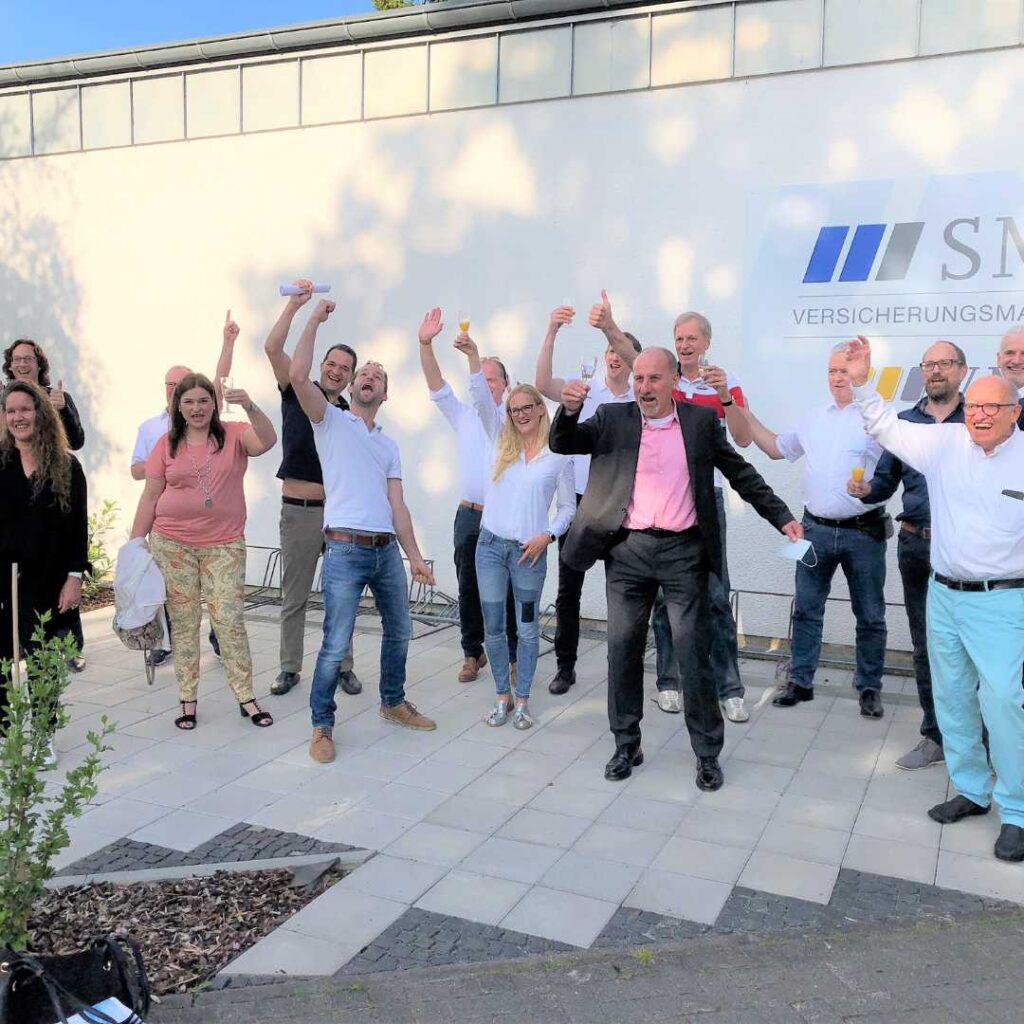 Gruppenaufnahme von Teilnehmern bei einem Treffen im Umfeld der Kingdom Mastermind und Mastermind-Formate