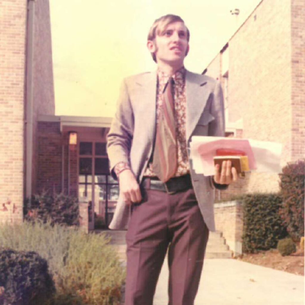 Jörg Knoblauch als junger Erwachsener mit Unterlagen