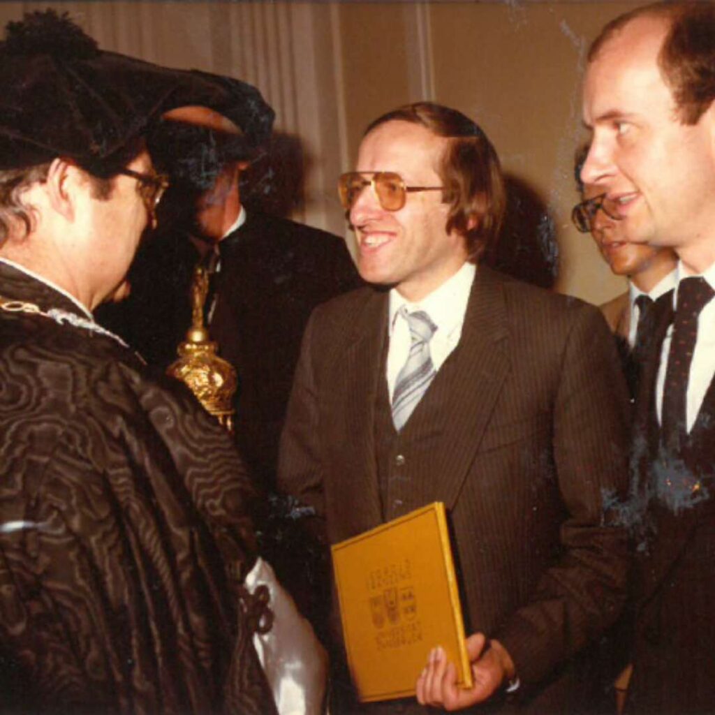 Jörg Knoblauch bei einer offiziellen Begegnung mit Buchübergabe